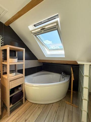 SURZUR CENTRE : Maison de caractère rénovée, terrasse plein sud, garage, 4 chambres. Tout à pied