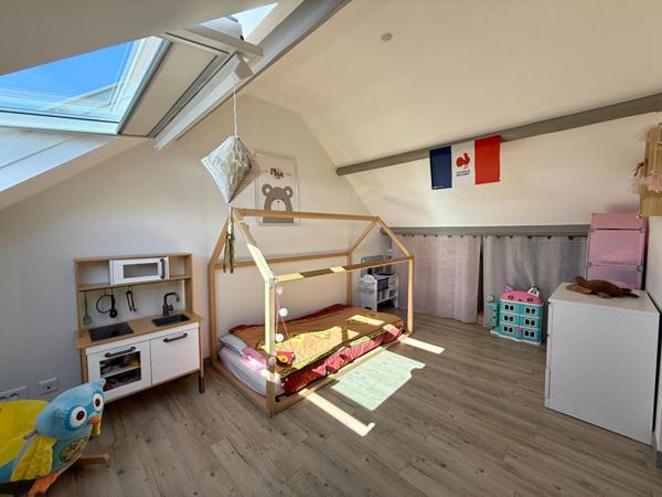 SURZUR CENTRE : Maison de caractère rénovée, terrasse plein sud, garage, 4 chambres. Tout à pied