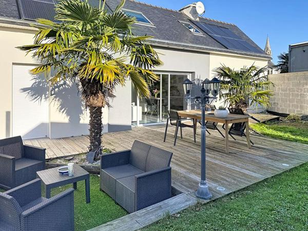 SURZUR CENTRE : Maison de caractère rénovée, terrasse plein sud, garage, 4 chambres. Tout à pied