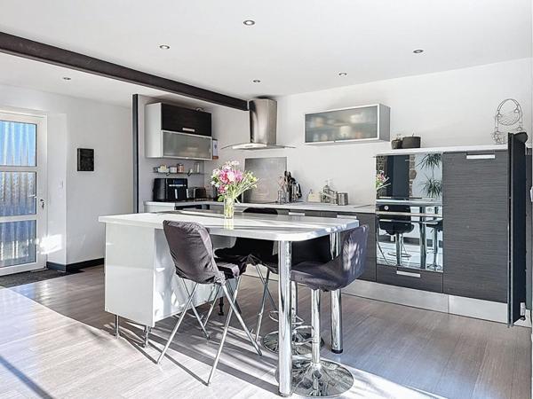 SURZUR CENTRE : Maison de caractère rénovée, terrasse plein sud, garage, 4 chambres. Tout à pied