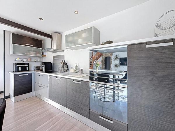 SURZUR CENTRE : Maison de caractère rénovée, terrasse plein sud, garage, 4 chambres. Tout à pied