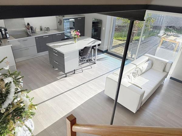 SURZUR CENTRE : Maison de caractère rénovée, terrasse plein sud, garage, 4 chambres. Tout à pied