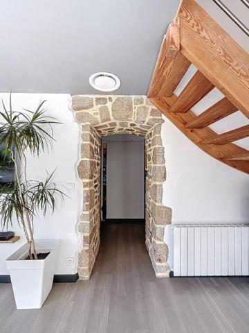 SURZUR CENTRE : Maison de caractère rénovée, terrasse plein sud, garage, 4 chambres. Tout à pied