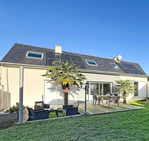 SURZUR CENTRE : Maison de caractère rénovée, terrasse plein sud, garage, 4 chambres. Tout à pied