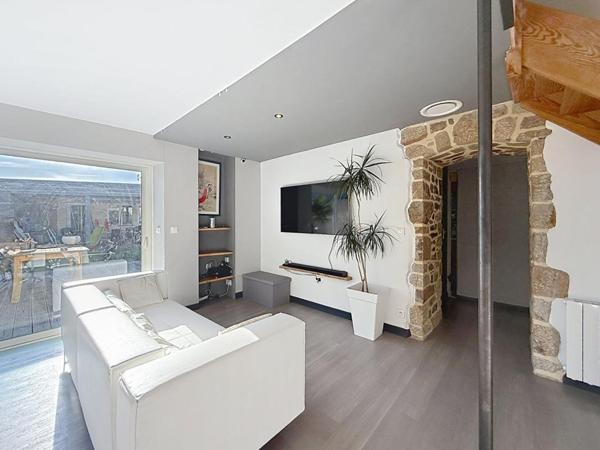 SURZUR CENTRE : Maison de caractère rénovée, terrasse plein sud, garage, 4 chambres. Tout à pied