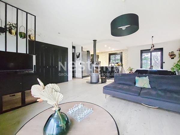 Maison à proximité des commodités, comprenant 3 chambres et un jardin arboré