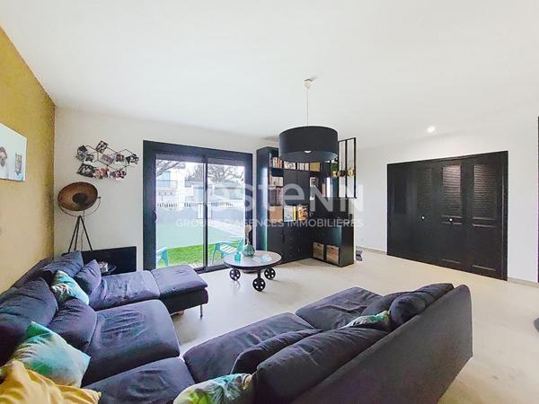 Maison à proximité des commodités, comprenant 3 chambres et un jardin arboré