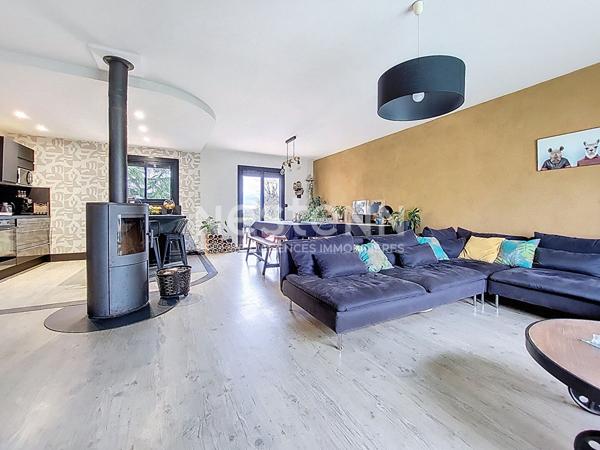 Maison à proximité des commodités, comprenant 3 chambres et un jardin arboré