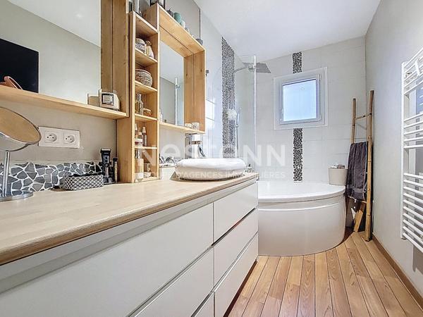 Maison à proximité des commodités, comprenant 3 chambres et un jardin arboré