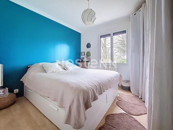 Maison à proximité des commodités, comprenant 3 chambres et un jardin arboré