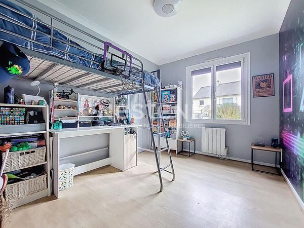 Maison à proximité des commodités, comprenant 3 chambres et un jardin arboré