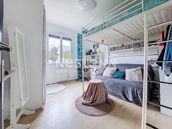 Maison à proximité des commodités, comprenant 3 chambres et un jardin arboré