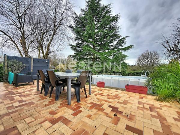 Maison à proximité des commodités, comprenant 3 chambres et un jardin arboré