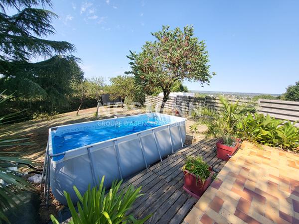 Maison à proximité des commodités, comprenant 3 chambres et un jardin arboré