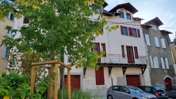 TULLE CENTRE BEL APPARTEMENT T5 avec garage entièrement rénové