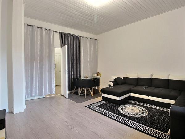 Appartement type 2 de 61 m2 dans un petit immeuble proche remparts.