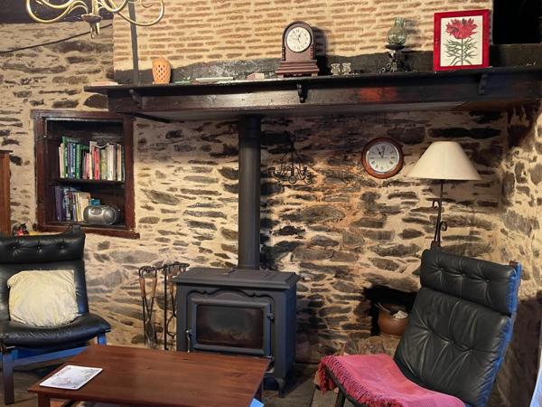 Ensemble  en pierre  , maison d’amis et grange  incluses !