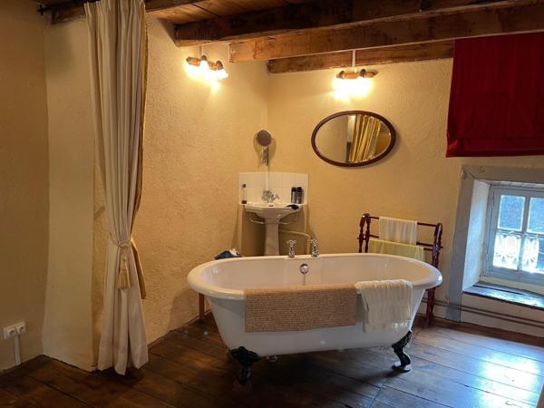 Ensemble  en pierre  , maison d’amis et grange  incluses !