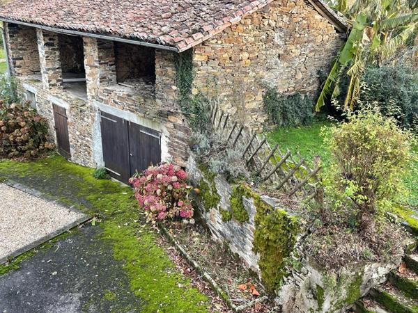 Ensemble  en pierre  , maison d’amis et grange  incluses !