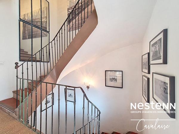 Maison de ville en centre-ville de Cogolin d'environ 131 m² sur 3 niveaux