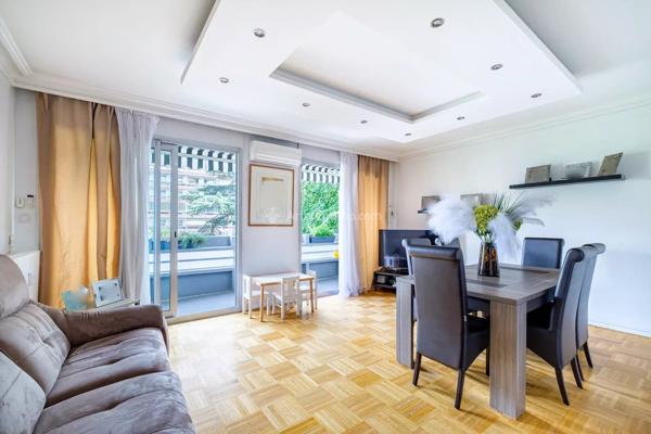 Vente                                                      Appartement
                        
                     3 pièces                      77 m2                     à Villeurbanne