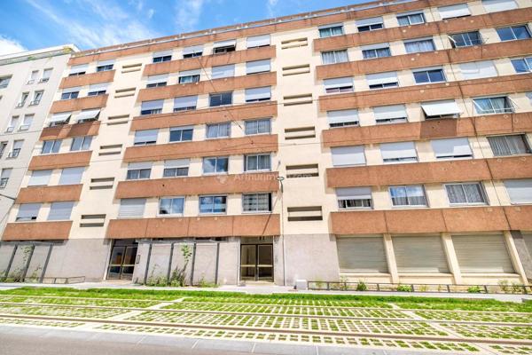 Vente                                                      Appartement
                        
                     3 pièces                      77 m2                     à Villeurbanne