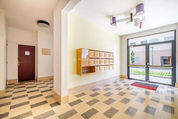Vente                                                      Appartement
                        
                     3 pièces                      77 m2                     à Villeurbanne