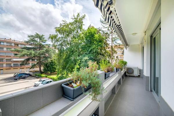 Vente                                                      Appartement
                        
                     3 pièces                      77 m2                     à Villeurbanne