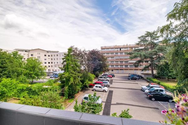 Vente                                                      Appartement
                        
                     3 pièces                      77 m2                     à Villeurbanne