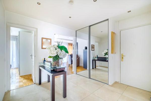 Vente                                                      Appartement
                        
                     3 pièces                      77 m2                     à Villeurbanne