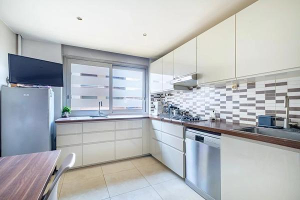 Vente                                                      Appartement
                        
                     3 pièces                      77 m2                     à Villeurbanne