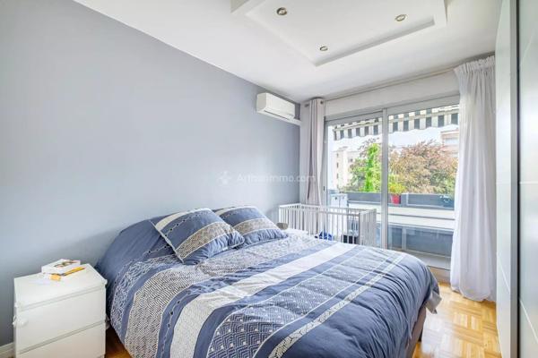 Vente                                                      Appartement
                        
                     3 pièces                      77 m2                     à Villeurbanne