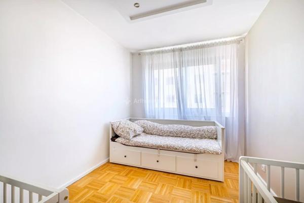 Vente                                                      Appartement
                        
                     3 pièces                      77 m2                     à Villeurbanne