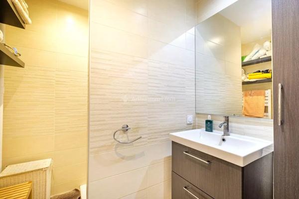 Vente                                                      Appartement
                        
                     3 pièces                      77 m2                     à Villeurbanne