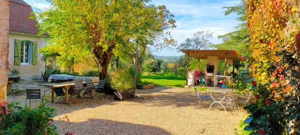 Maison de campagne proche Mussidan 207 m2 rénovée et grange de 199 m² parcelle de 3414m²