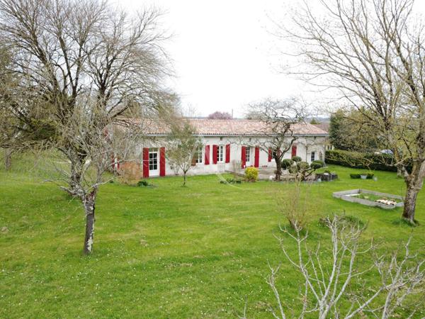 Proche Jonzac, spacieuse Charentaise