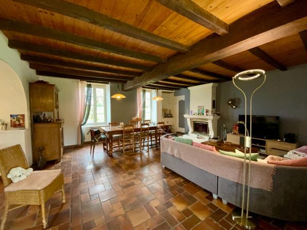 Proche Jonzac, spacieuse Charentaise