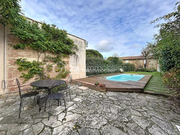 A VENDRE au centre de FRONTON propriété de caractère entièrement rénovée avec goût composée de la maison principale, d'une annexe
et d'un bâtiment avec garages.
Amoureux des belles demeures et de l'histoire, cette propriété unique est faite pour vous.
Située au cœur de la ville avec les établissements scolaires et les commerces accessibles à pieds, cette bâtisse date de 1867 a été
entièrement rénovée. Elle conjugue avec élégance le charme de l'ancien et le confort du contemporain.
Une distribution généreuse et lumineuse:
• Au RDC :
Un vaste entrée dessert une salle à manger, un salon et la cuisine au total plus de 75m²d'espace de vie.
Une dépendance de 27 m² offre de multiples usages (bureau, salle TV, buanderie..).
Un accès direct au double garage.
• Au premier niveau :
Un palier dessert une suite parentale de 35m² avec un dressing et une salle de bains, une chambre de 20m² avec une salle d'eau, ainsi
qu'une pièce supplémentaire pouvant être un bureau.
• Au deuxième niveau :
Une chambre de 24m² avec sa salle d'eau, une chambre d'amis de 10m² et une pièce de 21m² pouvant être un bureau, une chambre ou un
espace de loisirs.
LES PLUS:
• Double garage de 63m² avec un étage aménageable de 65m².
• Nombreuses pièces modulables
• Volumes exceptionnels avec une hauteur sous plafond rare.
• Rénovation soignée, alliant authenticité et modernité
• Cheminée en marbre, parquet
• Piscine au calme et sans vis a vis entouré d'un jardin verdoyant.
• Une cave
• Une puit
• Une terrasse ombragé et un bel olivier
POURQUOI CETTE MAISON ?
Parce qu'elle raconte une histoire tout en offrant un confort de vie actuel. Parce qu'elle permet d'accueillir une grande famille ou de recevoir
des amis et proches dans un cadre chaleureux.
A visiter sans tarder