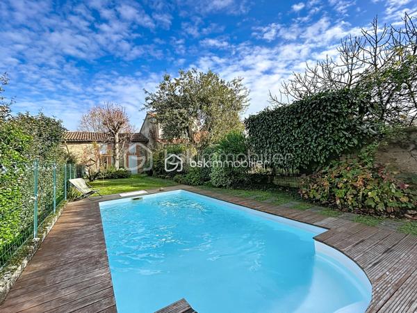 A VENDRE au centre de FRONTON propriété de caractère entièrement rénovée avec goût composée de la maison principale, d'une annexe
et d'un bâtiment avec garages.
Amoureux des belles demeures et de l'histoire, cette propriété unique est faite pour vous.
Située au cœur de la ville avec les établissements scolaires et les commerces accessibles à pieds, cette bâtisse date de 1867 a été
entièrement rénovée. Elle conjugue avec élégance le charme de l'ancien et le confort du contemporain.
Une distribution généreuse et lumineuse:
• Au RDC :
Un vaste entrée dessert une salle à manger, un salon et la cuisine au total plus de 75m²d'espace de vie.
Une dépendance de 27 m² offre de multiples usages (bureau, salle TV, buanderie..).
Un accès direct au double garage.
• Au premier niveau :
Un palier dessert une suite parentale de 35m² avec un dressing et une salle de bains, une chambre de 20m² avec une salle d'eau, ainsi
qu'une pièce supplémentaire pouvant être un bureau.
• Au deuxième niveau :
Une chambre de 24m² avec sa salle d'eau, une chambre d'amis de 10m² et une pièce de 21m² pouvant être un bureau, une chambre ou un
espace de loisirs.
LES PLUS:
• Double garage de 63m² avec un étage aménageable de 65m².
• Nombreuses pièces modulables
• Volumes exceptionnels avec une hauteur sous plafond rare.
• Rénovation soignée, alliant authenticité et modernité
• Cheminée en marbre, parquet
• Piscine au calme et sans vis a vis entouré d'un jardin verdoyant.
• Une cave
• Une puit
• Une terrasse ombragé et un bel olivier
POURQUOI CETTE MAISON ?
Parce qu'elle raconte une histoire tout en offrant un confort de vie actuel. Parce qu'elle permet d'accueillir une grande famille ou de recevoir
des amis et proches dans un cadre chaleureux.
A visiter sans tarder