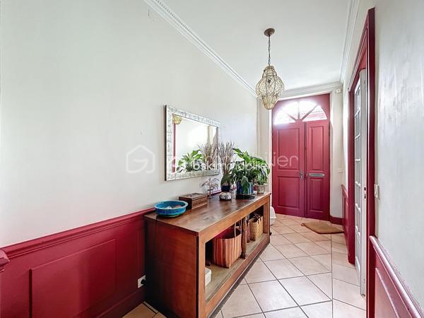 A VENDRE au centre de FRONTON propriété de caractère entièrement rénovée avec goût composée de la maison principale, d'une annexe
et d'un bâtiment avec garages.
Amoureux des belles demeures et de l'histoire, cette propriété unique est faite pour vous.
Située au cœur de la ville avec les établissements scolaires et les commerces accessibles à pieds, cette bâtisse date de 1867 a été
entièrement rénovée. Elle conjugue avec élégance le charme de l'ancien et le confort du contemporain.
Une distribution généreuse et lumineuse:
• Au RDC :
Un vaste entrée dessert une salle à manger, un salon et la cuisine au total plus de 75m²d'espace de vie.
Une dépendance de 27 m² offre de multiples usages (bureau, salle TV, buanderie..).
Un accès direct au double garage.
• Au premier niveau :
Un palier dessert une suite parentale de 35m² avec un dressing et une salle de bains, une chambre de 20m² avec une salle d'eau, ainsi
qu'une pièce supplémentaire pouvant être un bureau.
• Au deuxième niveau :
Une chambre de 24m² avec sa salle d'eau, une chambre d'amis de 10m² et une pièce de 21m² pouvant être un bureau, une chambre ou un
espace de loisirs.
LES PLUS:
• Double garage de 63m² avec un étage aménageable de 65m².
• Nombreuses pièces modulables
• Volumes exceptionnels avec une hauteur sous plafond rare.
• Rénovation soignée, alliant authenticité et modernité
• Cheminée en marbre, parquet
• Piscine au calme et sans vis a vis entouré d'un jardin verdoyant.
• Une cave
• Une puit
• Une terrasse ombragé et un bel olivier
POURQUOI CETTE MAISON ?
Parce qu'elle raconte une histoire tout en offrant un confort de vie actuel. Parce qu'elle permet d'accueillir une grande famille ou de recevoir
des amis et proches dans un cadre chaleureux.
A visiter sans tarder