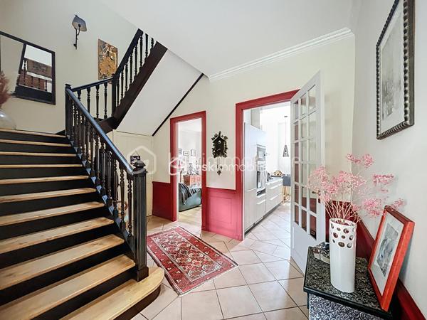 A VENDRE au centre de FRONTON propriété de caractère entièrement rénovée avec goût composée de la maison principale, d'une annexe
et d'un bâtiment avec garages.
Amoureux des belles demeures et de l'histoire, cette propriété unique est faite pour vous.
Située au cœur de la ville avec les établissements scolaires et les commerces accessibles à pieds, cette bâtisse date de 1867 a été
entièrement rénovée. Elle conjugue avec élégance le charme de l'ancien et le confort du contemporain.
Une distribution généreuse et lumineuse:
• Au RDC :
Un vaste entrée dessert une salle à manger, un salon et la cuisine au total plus de 75m²d'espace de vie.
Une dépendance de 27 m² offre de multiples usages (bureau, salle TV, buanderie..).
Un accès direct au double garage.
• Au premier niveau :
Un palier dessert une suite parentale de 35m² avec un dressing et une salle de bains, une chambre de 20m² avec une salle d'eau, ainsi
qu'une pièce supplémentaire pouvant être un bureau.
• Au deuxième niveau :
Une chambre de 24m² avec sa salle d'eau, une chambre d'amis de 10m² et une pièce de 21m² pouvant être un bureau, une chambre ou un
espace de loisirs.
LES PLUS:
• Double garage de 63m² avec un étage aménageable de 65m².
• Nombreuses pièces modulables
• Volumes exceptionnels avec une hauteur sous plafond rare.
• Rénovation soignée, alliant authenticité et modernité
• Cheminée en marbre, parquet
• Piscine au calme et sans vis a vis entouré d'un jardin verdoyant.
• Une cave
• Une puit
• Une terrasse ombragé et un bel olivier
POURQUOI CETTE MAISON ?
Parce qu'elle raconte une histoire tout en offrant un confort de vie actuel. Parce qu'elle permet d'accueillir une grande famille ou de recevoir
des amis et proches dans un cadre chaleureux.
A visiter sans tarder
