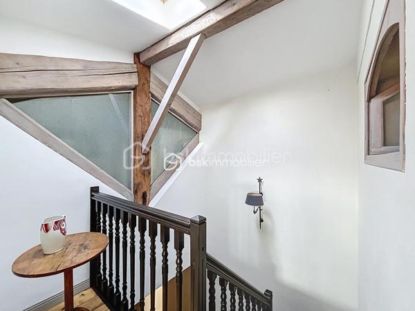 A VENDRE au centre de FRONTON propriété de caractère entièrement rénovée avec goût composée de la maison principale, d'une annexe
et d'un bâtiment avec garages.
Amoureux des belles demeures et de l'histoire, cette propriété unique est faite pour vous.
Située au cœur de la ville avec les établissements scolaires et les commerces accessibles à pieds, cette bâtisse date de 1867 a été
entièrement rénovée. Elle conjugue avec élégance le charme de l'ancien et le confort du contemporain.
Une distribution généreuse et lumineuse:
• Au RDC :
Un vaste entrée dessert une salle à manger, un salon et la cuisine au total plus de 75m²d'espace de vie.
Une dépendance de 27 m² offre de multiples usages (bureau, salle TV, buanderie..).
Un accès direct au double garage.
• Au premier niveau :
Un palier dessert une suite parentale de 35m² avec un dressing et une salle de bains, une chambre de 20m² avec une salle d'eau, ainsi
qu'une pièce supplémentaire pouvant être un bureau.
• Au deuxième niveau :
Une chambre de 24m² avec sa salle d'eau, une chambre d'amis de 10m² et une pièce de 21m² pouvant être un bureau, une chambre ou un
espace de loisirs.
LES PLUS:
• Double garage de 63m² avec un étage aménageable de 65m².
• Nombreuses pièces modulables
• Volumes exceptionnels avec une hauteur sous plafond rare.
• Rénovation soignée, alliant authenticité et modernité
• Cheminée en marbre, parquet
• Piscine au calme et sans vis a vis entouré d'un jardin verdoyant.
• Une cave
• Une puit
• Une terrasse ombragé et un bel olivier
POURQUOI CETTE MAISON ?
Parce qu'elle raconte une histoire tout en offrant un confort de vie actuel. Parce qu'elle permet d'accueillir une grande famille ou de recevoir
des amis et proches dans un cadre chaleureux.
A visiter sans tarder