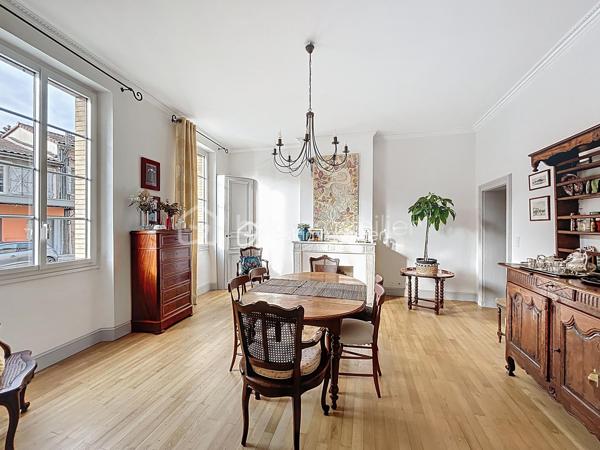 A VENDRE au centre de FRONTON propriété de caractère entièrement rénovée avec goût composée de la maison principale, d'une annexe
et d'un bâtiment avec garages.
Amoureux des belles demeures et de l'histoire, cette propriété unique est faite pour vous.
Située au cœur de la ville avec les établissements scolaires et les commerces accessibles à pieds, cette bâtisse date de 1867 a été
entièrement rénovée. Elle conjugue avec élégance le charme de l'ancien et le confort du contemporain.
Une distribution généreuse et lumineuse:
• Au RDC :
Un vaste entrée dessert une salle à manger, un salon et la cuisine au total plus de 75m²d'espace de vie.
Une dépendance de 27 m² offre de multiples usages (bureau, salle TV, buanderie..).
Un accès direct au double garage.
• Au premier niveau :
Un palier dessert une suite parentale de 35m² avec un dressing et une salle de bains, une chambre de 20m² avec une salle d'eau, ainsi
qu'une pièce supplémentaire pouvant être un bureau.
• Au deuxième niveau :
Une chambre de 24m² avec sa salle d'eau, une chambre d'amis de 10m² et une pièce de 21m² pouvant être un bureau, une chambre ou un
espace de loisirs.
LES PLUS:
• Double garage de 63m² avec un étage aménageable de 65m².
• Nombreuses pièces modulables
• Volumes exceptionnels avec une hauteur sous plafond rare.
• Rénovation soignée, alliant authenticité et modernité
• Cheminée en marbre, parquet
• Piscine au calme et sans vis a vis entouré d'un jardin verdoyant.
• Une cave
• Une puit
• Une terrasse ombragé et un bel olivier
POURQUOI CETTE MAISON ?
Parce qu'elle raconte une histoire tout en offrant un confort de vie actuel. Parce qu'elle permet d'accueillir une grande famille ou de recevoir
des amis et proches dans un cadre chaleureux.
A visiter sans tarder