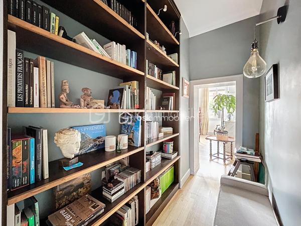 A VENDRE au centre de FRONTON propriété de caractère entièrement rénovée avec goût composée de la maison principale, d'une annexe
et d'un bâtiment avec garages.
Amoureux des belles demeures et de l'histoire, cette propriété unique est faite pour vous.
Située au cœur de la ville avec les établissements scolaires et les commerces accessibles à pieds, cette bâtisse date de 1867 a été
entièrement rénovée. Elle conjugue avec élégance le charme de l'ancien et le confort du contemporain.
Une distribution généreuse et lumineuse:
• Au RDC :
Un vaste entrée dessert une salle à manger, un salon et la cuisine au total plus de 75m²d'espace de vie.
Une dépendance de 27 m² offre de multiples usages (bureau, salle TV, buanderie..).
Un accès direct au double garage.
• Au premier niveau :
Un palier dessert une suite parentale de 35m² avec un dressing et une salle de bains, une chambre de 20m² avec une salle d'eau, ainsi
qu'une pièce supplémentaire pouvant être un bureau.
• Au deuxième niveau :
Une chambre de 24m² avec sa salle d'eau, une chambre d'amis de 10m² et une pièce de 21m² pouvant être un bureau, une chambre ou un
espace de loisirs.
LES PLUS:
• Double garage de 63m² avec un étage aménageable de 65m².
• Nombreuses pièces modulables
• Volumes exceptionnels avec une hauteur sous plafond rare.
• Rénovation soignée, alliant authenticité et modernité
• Cheminée en marbre, parquet
• Piscine au calme et sans vis a vis entouré d'un jardin verdoyant.
• Une cave
• Une puit
• Une terrasse ombragé et un bel olivier
POURQUOI CETTE MAISON ?
Parce qu'elle raconte une histoire tout en offrant un confort de vie actuel. Parce qu'elle permet d'accueillir une grande famille ou de recevoir
des amis et proches dans un cadre chaleureux.
A visiter sans tarder