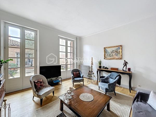 A VENDRE au centre de FRONTON propriété de caractère entièrement rénovée avec goût composée de la maison principale, d'une annexe
et d'un bâtiment avec garages.
Amoureux des belles demeures et de l'histoire, cette propriété unique est faite pour vous.
Située au cœur de la ville avec les établissements scolaires et les commerces accessibles à pieds, cette bâtisse date de 1867 a été
entièrement rénovée. Elle conjugue avec élégance le charme de l'ancien et le confort du contemporain.
Une distribution généreuse et lumineuse:
• Au RDC :
Un vaste entrée dessert une salle à manger, un salon et la cuisine au total plus de 75m²d'espace de vie.
Une dépendance de 27 m² offre de multiples usages (bureau, salle TV, buanderie..).
Un accès direct au double garage.
• Au premier niveau :
Un palier dessert une suite parentale de 35m² avec un dressing et une salle de bains, une chambre de 20m² avec une salle d'eau, ainsi
qu'une pièce supplémentaire pouvant être un bureau.
• Au deuxième niveau :
Une chambre de 24m² avec sa salle d'eau, une chambre d'amis de 10m² et une pièce de 21m² pouvant être un bureau, une chambre ou un
espace de loisirs.
LES PLUS:
• Double garage de 63m² avec un étage aménageable de 65m².
• Nombreuses pièces modulables
• Volumes exceptionnels avec une hauteur sous plafond rare.
• Rénovation soignée, alliant authenticité et modernité
• Cheminée en marbre, parquet
• Piscine au calme et sans vis a vis entouré d'un jardin verdoyant.
• Une cave
• Une puit
• Une terrasse ombragé et un bel olivier
POURQUOI CETTE MAISON ?
Parce qu'elle raconte une histoire tout en offrant un confort de vie actuel. Parce qu'elle permet d'accueillir une grande famille ou de recevoir
des amis et proches dans un cadre chaleureux.
A visiter sans tarder