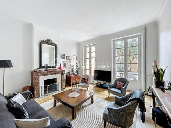 A VENDRE au centre de FRONTON propriété de caractère entièrement rénovée avec goût composée de la maison principale, d'une annexe
et d'un bâtiment avec garages.
Amoureux des belles demeures et de l'histoire, cette propriété unique est faite pour vous.
Située au cœur de la ville avec les établissements scolaires et les commerces accessibles à pieds, cette bâtisse date de 1867 a été
entièrement rénovée. Elle conjugue avec élégance le charme de l'ancien et le confort du contemporain.
Une distribution généreuse et lumineuse:
• Au RDC :
Un vaste entrée dessert une salle à manger, un salon et la cuisine au total plus de 75m²d'espace de vie.
Une dépendance de 27 m² offre de multiples usages (bureau, salle TV, buanderie..).
Un accès direct au double garage.
• Au premier niveau :
Un palier dessert une suite parentale de 35m² avec un dressing et une salle de bains, une chambre de 20m² avec une salle d'eau, ainsi
qu'une pièce supplémentaire pouvant être un bureau.
• Au deuxième niveau :
Une chambre de 24m² avec sa salle d'eau, une chambre d'amis de 10m² et une pièce de 21m² pouvant être un bureau, une chambre ou un
espace de loisirs.
LES PLUS:
• Double garage de 63m² avec un étage aménageable de 65m².
• Nombreuses pièces modulables
• Volumes exceptionnels avec une hauteur sous plafond rare.
• Rénovation soignée, alliant authenticité et modernité
• Cheminée en marbre, parquet
• Piscine au calme et sans vis a vis entouré d'un jardin verdoyant.
• Une cave
• Une puit
• Une terrasse ombragé et un bel olivier
POURQUOI CETTE MAISON ?
Parce qu'elle raconte une histoire tout en offrant un confort de vie actuel. Parce qu'elle permet d'accueillir une grande famille ou de recevoir
des amis et proches dans un cadre chaleureux.
A visiter sans tarder