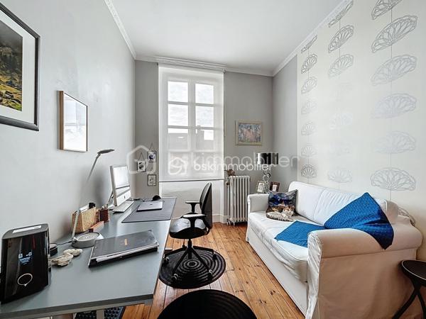 A VENDRE au centre de FRONTON propriété de caractère entièrement rénovée avec goût composée de la maison principale, d'une annexe
et d'un bâtiment avec garages.
Amoureux des belles demeures et de l'histoire, cette propriété unique est faite pour vous.
Située au cœur de la ville avec les établissements scolaires et les commerces accessibles à pieds, cette bâtisse date de 1867 a été
entièrement rénovée. Elle conjugue avec élégance le charme de l'ancien et le confort du contemporain.
Une distribution généreuse et lumineuse:
• Au RDC :
Un vaste entrée dessert une salle à manger, un salon et la cuisine au total plus de 75m²d'espace de vie.
Une dépendance de 27 m² offre de multiples usages (bureau, salle TV, buanderie..).
Un accès direct au double garage.
• Au premier niveau :
Un palier dessert une suite parentale de 35m² avec un dressing et une salle de bains, une chambre de 20m² avec une salle d'eau, ainsi
qu'une pièce supplémentaire pouvant être un bureau.
• Au deuxième niveau :
Une chambre de 24m² avec sa salle d'eau, une chambre d'amis de 10m² et une pièce de 21m² pouvant être un bureau, une chambre ou un
espace de loisirs.
LES PLUS:
• Double garage de 63m² avec un étage aménageable de 65m².
• Nombreuses pièces modulables
• Volumes exceptionnels avec une hauteur sous plafond rare.
• Rénovation soignée, alliant authenticité et modernité
• Cheminée en marbre, parquet
• Piscine au calme et sans vis a vis entouré d'un jardin verdoyant.
• Une cave
• Une puit
• Une terrasse ombragé et un bel olivier
POURQUOI CETTE MAISON ?
Parce qu'elle raconte une histoire tout en offrant un confort de vie actuel. Parce qu'elle permet d'accueillir une grande famille ou de recevoir
des amis et proches dans un cadre chaleureux.
A visiter sans tarder