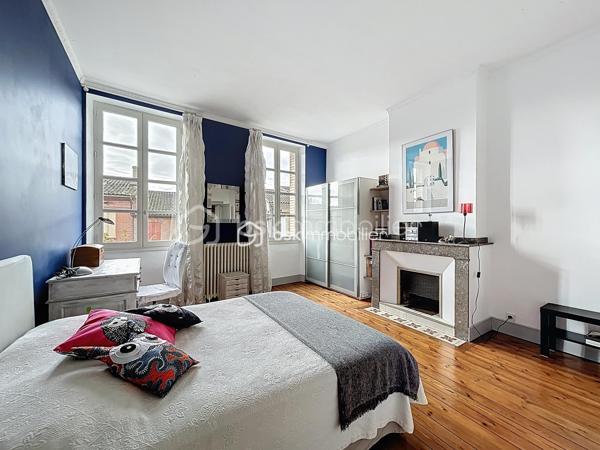 A VENDRE au centre de FRONTON propriété de caractère entièrement rénovée avec goût composée de la maison principale, d'une annexe
et d'un bâtiment avec garages.
Amoureux des belles demeures et de l'histoire, cette propriété unique est faite pour vous.
Située au cœur de la ville avec les établissements scolaires et les commerces accessibles à pieds, cette bâtisse date de 1867 a été
entièrement rénovée. Elle conjugue avec élégance le charme de l'ancien et le confort du contemporain.
Une distribution généreuse et lumineuse:
• Au RDC :
Un vaste entrée dessert une salle à manger, un salon et la cuisine au total plus de 75m²d'espace de vie.
Une dépendance de 27 m² offre de multiples usages (bureau, salle TV, buanderie..).
Un accès direct au double garage.
• Au premier niveau :
Un palier dessert une suite parentale de 35m² avec un dressing et une salle de bains, une chambre de 20m² avec une salle d'eau, ainsi
qu'une pièce supplémentaire pouvant être un bureau.
• Au deuxième niveau :
Une chambre de 24m² avec sa salle d'eau, une chambre d'amis de 10m² et une pièce de 21m² pouvant être un bureau, une chambre ou un
espace de loisirs.
LES PLUS:
• Double garage de 63m² avec un étage aménageable de 65m².
• Nombreuses pièces modulables
• Volumes exceptionnels avec une hauteur sous plafond rare.
• Rénovation soignée, alliant authenticité et modernité
• Cheminée en marbre, parquet
• Piscine au calme et sans vis a vis entouré d'un jardin verdoyant.
• Une cave
• Une puit
• Une terrasse ombragé et un bel olivier
POURQUOI CETTE MAISON ?
Parce qu'elle raconte une histoire tout en offrant un confort de vie actuel. Parce qu'elle permet d'accueillir une grande famille ou de recevoir
des amis et proches dans un cadre chaleureux.
A visiter sans tarder