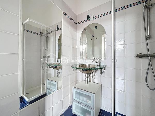 A VENDRE au centre de FRONTON propriété de caractère entièrement rénovée avec goût composée de la maison principale, d'une annexe
et d'un bâtiment avec garages.
Amoureux des belles demeures et de l'histoire, cette propriété unique est faite pour vous.
Située au cœur de la ville avec les établissements scolaires et les commerces accessibles à pieds, cette bâtisse date de 1867 a été
entièrement rénovée. Elle conjugue avec élégance le charme de l'ancien et le confort du contemporain.
Une distribution généreuse et lumineuse:
• Au RDC :
Un vaste entrée dessert une salle à manger, un salon et la cuisine au total plus de 75m²d'espace de vie.
Une dépendance de 27 m² offre de multiples usages (bureau, salle TV, buanderie..).
Un accès direct au double garage.
• Au premier niveau :
Un palier dessert une suite parentale de 35m² avec un dressing et une salle de bains, une chambre de 20m² avec une salle d'eau, ainsi
qu'une pièce supplémentaire pouvant être un bureau.
• Au deuxième niveau :
Une chambre de 24m² avec sa salle d'eau, une chambre d'amis de 10m² et une pièce de 21m² pouvant être un bureau, une chambre ou un
espace de loisirs.
LES PLUS:
• Double garage de 63m² avec un étage aménageable de 65m².
• Nombreuses pièces modulables
• Volumes exceptionnels avec une hauteur sous plafond rare.
• Rénovation soignée, alliant authenticité et modernité
• Cheminée en marbre, parquet
• Piscine au calme et sans vis a vis entouré d'un jardin verdoyant.
• Une cave
• Une puit
• Une terrasse ombragé et un bel olivier
POURQUOI CETTE MAISON ?
Parce qu'elle raconte une histoire tout en offrant un confort de vie actuel. Parce qu'elle permet d'accueillir une grande famille ou de recevoir
des amis et proches dans un cadre chaleureux.
A visiter sans tarder