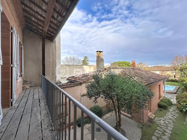 A VENDRE au centre de FRONTON propriété de caractère entièrement rénovée avec goût composée de la maison principale, d'une annexe
et d'un bâtiment avec garages.
Amoureux des belles demeures et de l'histoire, cette propriété unique est faite pour vous.
Située au cœur de la ville avec les établissements scolaires et les commerces accessibles à pieds, cette bâtisse date de 1867 a été
entièrement rénovée. Elle conjugue avec élégance le charme de l'ancien et le confort du contemporain.
Une distribution généreuse et lumineuse:
• Au RDC :
Un vaste entrée dessert une salle à manger, un salon et la cuisine au total plus de 75m²d'espace de vie.
Une dépendance de 27 m² offre de multiples usages (bureau, salle TV, buanderie..).
Un accès direct au double garage.
• Au premier niveau :
Un palier dessert une suite parentale de 35m² avec un dressing et une salle de bains, une chambre de 20m² avec une salle d'eau, ainsi
qu'une pièce supplémentaire pouvant être un bureau.
• Au deuxième niveau :
Une chambre de 24m² avec sa salle d'eau, une chambre d'amis de 10m² et une pièce de 21m² pouvant être un bureau, une chambre ou un
espace de loisirs.
LES PLUS:
• Double garage de 63m² avec un étage aménageable de 65m².
• Nombreuses pièces modulables
• Volumes exceptionnels avec une hauteur sous plafond rare.
• Rénovation soignée, alliant authenticité et modernité
• Cheminée en marbre, parquet
• Piscine au calme et sans vis a vis entouré d'un jardin verdoyant.
• Une cave
• Une puit
• Une terrasse ombragé et un bel olivier
POURQUOI CETTE MAISON ?
Parce qu'elle raconte une histoire tout en offrant un confort de vie actuel. Parce qu'elle permet d'accueillir une grande famille ou de recevoir
des amis et proches dans un cadre chaleureux.
A visiter sans tarder